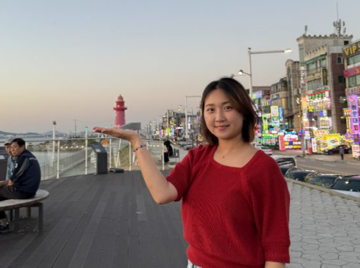 Oido: vor dem roten Leuchtturm an der Uferpromenade